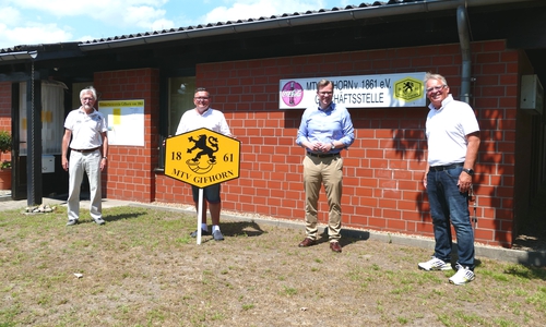 Landrat Dr. Andreas Ebel (2.v.r.) sprach mit Jürgen Saggerer, 1. Vorsitzender des MTV Gifhorn (v.r.), Geschäftsführer Uwe Beckmann und Dr. Ulrich Prang, Abteilungsleiter Gesundheitssport, über die Auswirkungen des Corona-Virus auf das Vereinsleben. 