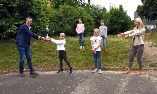In Hahndorf nehmen Schulleiterin Astrid Nitsch (von rechts) und ihre Schützlinge Leevi, Luise, Liesa und Merle den Pokal von Oberbürgermeister Dr. Oliver Junk stellvertretend für ihre Klassenkameradinnen und -kameraden der 3. und 4. Klassen entgegen.