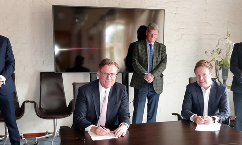 Landrat Dr. Andreas Ebel (vorne l.) und Dr. Patrick Kuchelmeister (vorne r.), Vorstand der Sparkasse Celle-Gifhorn-Wolfsburg, unterzeichneten den Kaufvertrag für das Sparkassengebäude am Gifhorner Schlossplatz. Mit dabei waren der erste Kreisrat Dr. Thomas Walter (hinten v.l.), Notar Dr. Fritz Winzer und Stefan Theiner, Bereichsdirektor Organisation der Sparkasse Celle-Gifhorn-Wolfsburg