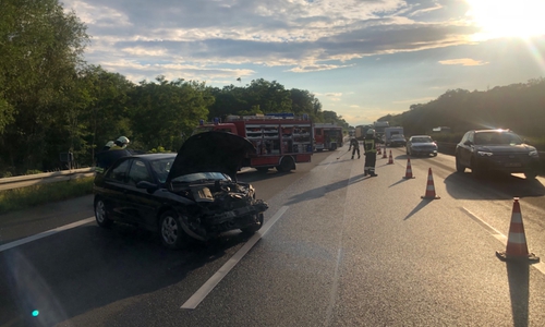 Die Feuerwehr beseitigte zügig Trümmerteile von der linken Fahrbahn, damit der Verkehr weiter fließen kann. 