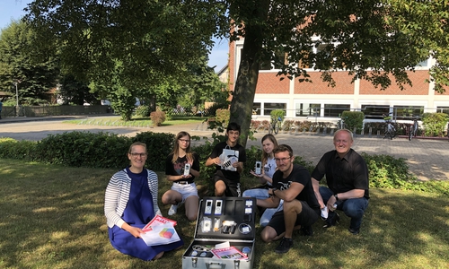 Von links:  Elisabeth Hüsing (Stiftung Wald), Lukas Dietrich (Lehrkraft), Ulf Blanke (Schulleiter). Im Hintergrund Schüler des 7. Jahrgangs.