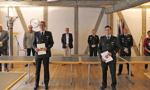 Von links: Bürgeramtsleiter Jörn Illemann, Ortsbürgermeister Kersten Meinberg, Matthias Große, Bürgermeister Thomas Pink, Stadtbrandmeister Olaf Glaeske, Florian Moder, stellvertretender Stadtbrandmeister Marco Dickhut und Ortsrätin Christiane Schweineberg.