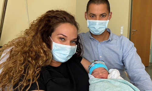 Jubiläumsbaby Alyssa Meriam zusammen mit ihren glücklichen Eltern Ines Amara und Ahmed Jebabli.