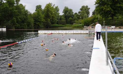 Das Wasserball-Training kann derzeit nur mit Abstand erfolgen. Das soll auch erst einmal so bleiben. 