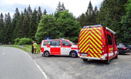 In dieser Kurve hatte der Motorradfahrer die Kontrolle verloren.