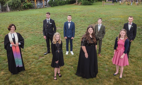 Von hinten links: Eric Collin Peter Barta, Mischa Fedorets, Ian Springer, Simon Scheler, von vorne links: Pastorin Dr. Christiane Tjaden, Sina Schade, Annika Krause, Enya Linnea Hundertmark.
