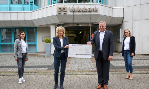 Claudia Kayser (2.v.l.), Botschafterin von United Kids Foundations und Leiterin der Direktion Wolfsburg der Volksbank BraWo, freut sich über eine 2.000 Euro-Spende für das Kindernetzwerk United Kids Foundations von der Qualitätssicherung Gesamtfahrzeug von Volkswagen. Zur symbolischen Scheckübergabe waren Leiter Guido Koch, Sekretärin Elisabeth Conti-Cioffo (l.) und Assistenz Julia Hildebrandt (r.) in die Hauptstelle Am Mühlengraben gekommen.