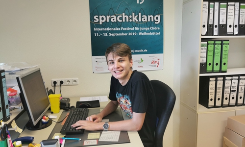 Viel Spaß beim FSJ hatte 2019/2020 Linus Eckhardt – hier an seinem Schreibtisch in der Geschäftsstelle, Grüner Platz 30, 38302 Wolfenbüttel. 
