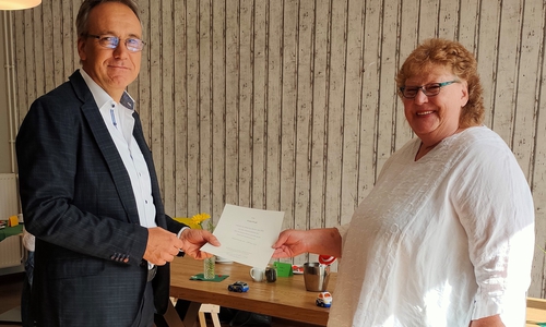 Der Leiter Einsatz- und Streifendienst, EPHK Jens Hoffmann, hat Gisela Preuß die Ruhestandsurkunde überreicht.