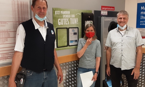 Rewe-Marktleiter Thomas Macke mit Ulrike Siemens und Ingo Könenkamp vom Freundeskreis Freibad am Elm (v. li.).