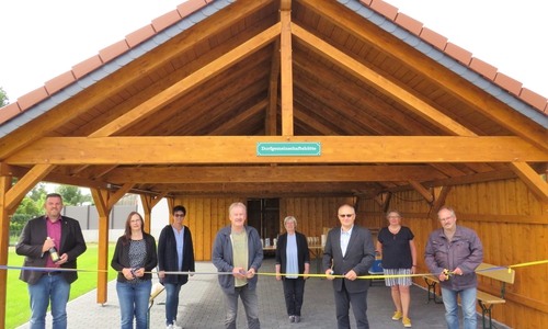Bürgermeister Andreas Busch, Gabriele Braun (Ortsrat), Iris Rubach (Ortsrat), Eckhard Rubach (Junge Gesellschaft), Bettina Müller-Kühne (Ortsrat), Ortsbürgermeister Peter Ebel, Ortsheimatpflegerin Regina Kämmerer und Dirk Fuhrmann (Ortsrat) bei der Eröffnung der neuen Dorfgemeinschaftshütte.