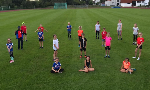 Die Sportlerinnen und Sportler der Altersklassen U10 und U12 versammelten sich mit Abstand auf dem Wettkampfgelände und absolvierten jeder die vier Disziplinen. 