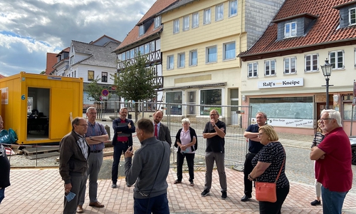 Die Stadtratsfraktion begutachtet den Stand der Sanierung.