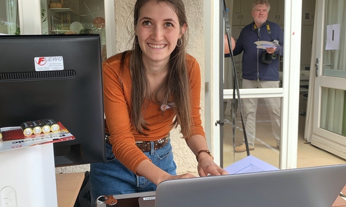  Sie sorgte für den technischen Ablauf, betreute die Online- Kommentare und den Chat: Anna-Lena Lohse, Beraterin in der DRK-inkluzivo.