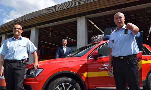 Der Kommandowagen steht bereit. Oberbürgermeister Dr. Oliver Junk (Mitte) hat den Schlüssel zunächst an den Stadtbrandmeister Christian Hellmeier (links) übergeben – der konnte ihn direkt an Ortsbrandmeister Udo Löprich weiterreichen.