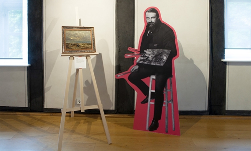 Inszenierung in der Sonderausstellung: Fotomontage Franz Hoffmann-Fallersleben neben der Staffelei mit seinem Gemälde.