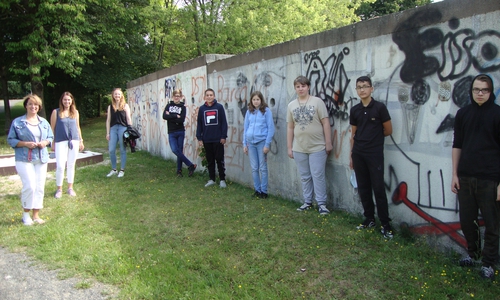(Von links) Bürgermeisterin Andrea Föniger, die IGS-Lehrkräfte Ann-Christin Serbest und Laura Fenzel, sowie Schüler/innen der IGS Schöppenstedt, die sich für das Projekt Spielplatz begeistern.
