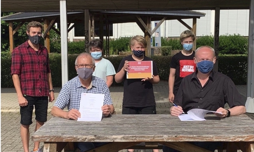 (Von links nach rechts): Vorne: Lukas Dietrich (Beauftragter für Berufsorientierung), Reiner Dietrich (Personalreferent DB Regio Nord), Ulf Blanke (Schulleiter) Hinten: Lennard Asmuß, Malte Himmstedt und Maurice Klenke (alle drei Schüler des 7. Jahrgangs)