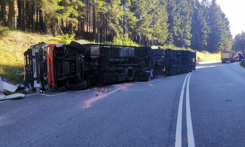 Bei dem Unfall kippte der LKW auf die Seite.