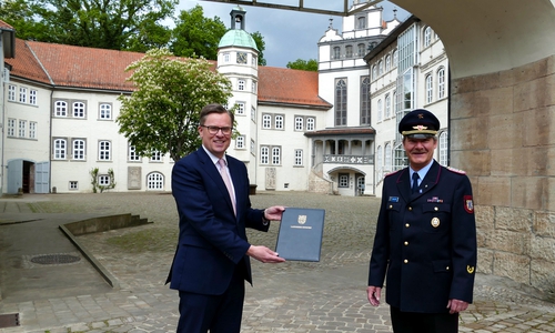 Landrat Dr. Andreas Ebel übergab die Ernennungsurkunde zur Wiederwahl als Kreisbrandmeister an Thomas Krok.