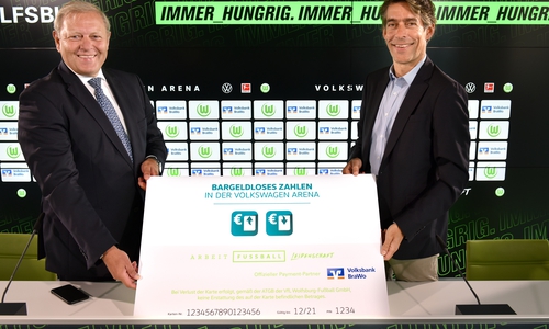  Jürgen Brinkmann, Vorstandsvorsitzender der Volksbank BraWo, und Michael Meeske, Geschäftsführer der VfL Wolfsburg Fußball GmbH, freuen sich über den Ausbau ihrer Kooperation. 