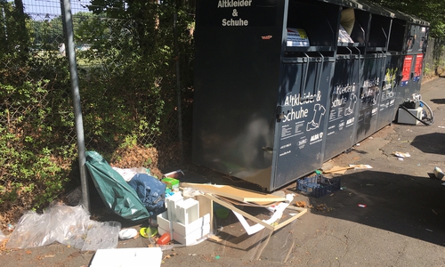 Immer wieder kommt es zu unerlaubter Müllablagerung an öffentlichen Containerstationen. Symbolbild.