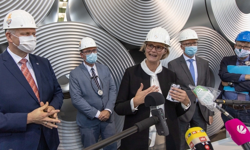 Ministerin Anja Karliczek erklärt den Stellenwert der Wasserstofftechnologie im Werk der Salzgitter AG.