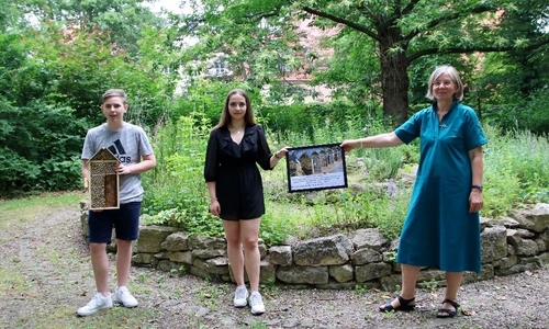 Von links: Finn Stallmann, Emily Kunert und Cornelia Schilling bei der Überreichung der Urkunde.