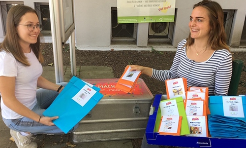Jette und Vanessa, Praktikantinnen in der Stadtjugendpflege, bestücken die Machma-Kisten mit den liebevoll gepackten Ideentütchen. 