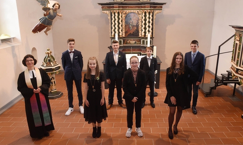 Von links nach rechts, von hinten nach vorne: Jonas Anton Grove, Eduard Dell, Florian Melde, Viktor Armin Mutzke Pastorin Dr. Christiane Tjaden, Amelie Bänsch, Maresa Krupka und Katrina Eberling.