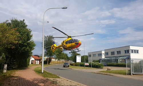 Der Verletzte wurde mit dem Rettungshubschrauber Christoph 30 ins Krankenhaus gebracht.