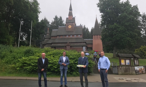 Ortsbürgermeister Heinrich Wilgenbus (von links) und Oberbürgermeister Dr. Oliver Junk verabschieden Hans-Joachim Lüthje in den Ruhestand und begrüßen mit Christian Burgart seinen Nachfolger.