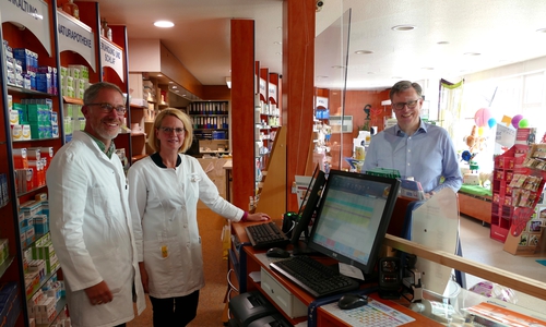 Lars und Sabine Wasserscheidt führten Landrat Dr. Andreas Ebel durch die Jungblut’sche Apotheke in Hankensbüttel.