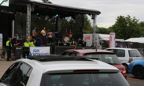 Beim CARantäne-Festival stehen Autos, wo sonst hunderte Menschen dicht an dicht stehen.