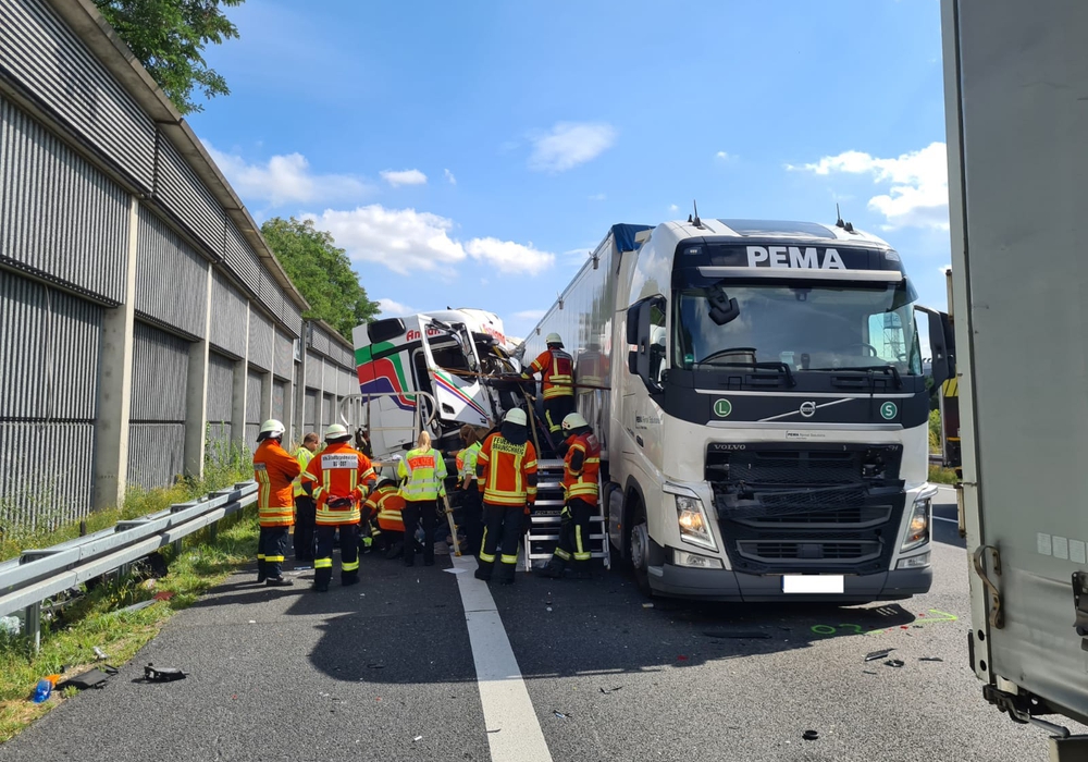 Auffahrunfall Auf Der A2 Lkw übersieht Stauende Fahrer Wurde Eingeklemmt Regionalheutede