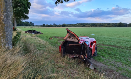Der Ferrari wurde in mehrere Teile zerrissen.