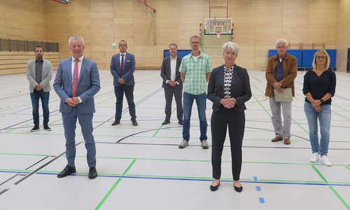 Nahmen an der Übergabe der Turnhalle teil: Immanuel Cicek (Verwaltung CGLS), Schulleiter Stefan Volkmann, Stefan Ullrich-Kleiner (stellvertretender Schulleiter), Dezernent Heiko Beddig, Cornelius Moldt (Ingenieur Gebäudewirtschaft Landkreis Wolfenbüttel), Landrätin Christiana Steinbrügge, Henning Plumeyer (Leiter Gebäudewirtschaft Landkreis Wolfenbüttel) und Anja Löbermann (Ingenieurin Gebäudewirtschaft Landkreis Wolfenbüttel).