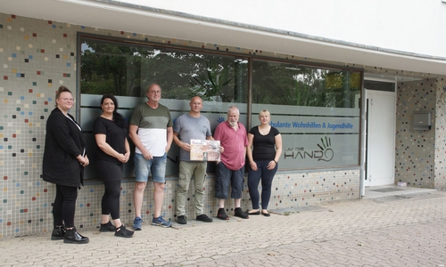 Mike Saalbach mit seinem Team und Peter König vor der zukünftigen kleinen Musikschule am Kramerswinkeler Marktplatz. Foto: Unbehindert gUG