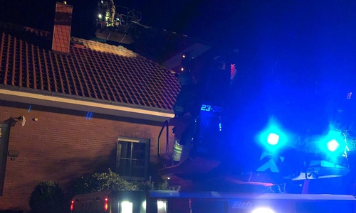 Zunächst versuchte die Feuerwehr über das Dach ins Gebäude zu kommen.