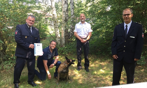 Von links: PVP Roger Fladung, POK Barnabas Apostel mit Cara, EPHK Jörg Lorenz und PD Rodger Kerst.