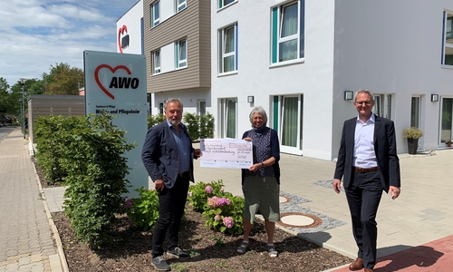Glückliche Gesichter bei strahlendem Sonnenschein: Meik Rahmsdorf (rechts) brachte zu seinem Besuch in den Schuldnerberatungsstelle den symbolischen Scheck mit. Ulrich Hagedorn und Ilona Kaula freuen sich über die Würdigung ihrer Arbeit. 