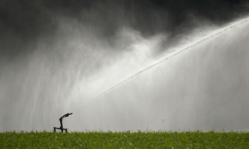 Feldverregnung mit gereinigten Abwässern.