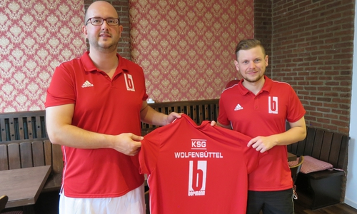 Thomas Janitschke (li.) mit Simon Faber bei der Trikotübergabe.
