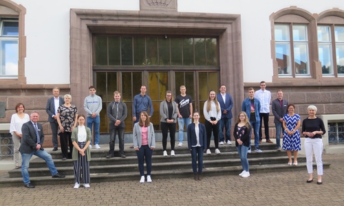 Sie beginnen ihre Karriere beim Landkreis Wolfenbüttel (Obere Reihe v.l.n.r.): Reihe links bis untere Reihe rechts):  Luca Burgdorf, David Zelmer, Maximilian Schreiber, Nicolas Winkler, Nils Ludwig, (Mittlere Reihe v.l.n.r.)  Simon Jatsch, Vivienne Winter, Linnea Kressin und Devin Steeger, (Unterste Reihe v.l.n.r.) Anna-Lena Binneweis, Tabea Grüne, Pheline Feuerstein und Nele Radke. Ein Herzliches Willkommen gab es durch Landrätin Christiana Steinbrügge (1. Reihe, 1.v.r.) den ersten Kreisrat Heiko Beddig (3. Reihe, 1.v.l.), Ausbildungsleiterin Edith Förg-Reichelt (1. Reihe, 2.v.r.), Vertretung der Gleichstellungsbeauftragten Martha Wolfstädter (2. Reihe, 1.v.l.), Gesamtpersonalrat Klaus Kühle (1. Reihe, 1.v.l.), Personalrätin Kerstin Weise (2. Reihe, 2.v.l.) sowie Mitarbeiter der Personalabteilung Marvin Unger (2. Reihe, 1.v.r.).
