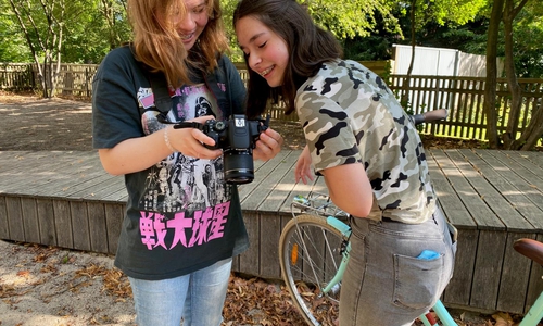 Julia (links) und Antonia, beide 14 Jahre alt, haben in der "Social Media Week" das Fotografieren mit der Spiegelreflexkamera geübt.