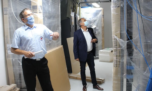 Torge Malchau (li.) und Ulrich Markurth in einem der beiden Technikräume, die es aus Sicherheitsgründen doppelt gibt.