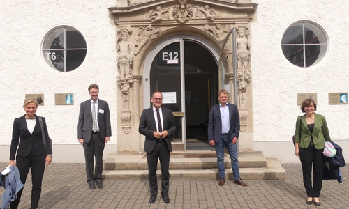 Kultusminister Grant-Hendrik Tonne vor dem Martino-Katharineum Gymnasium in Braunschweig. 