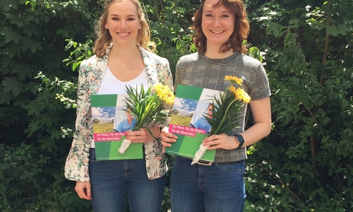 Marlen Killer und Alessa Janecke erhielten jeweils 150 Euro für die besten praktischen Examen.