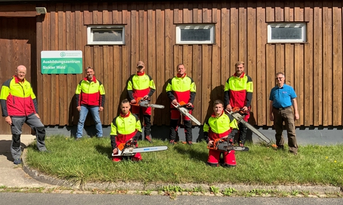 Thomas Klingelschmitt, Maik Grimm (Ausbildungsmeister), hintere Reihe: Malte Hansmann, Lennart Horney, Phillip Pollex, Andreas Baderschneider (Forstamtsleiter Wolfenbüttel). In der vorderen Reihe: Mika-Finn Köchy, Alex-Jeremy Holst