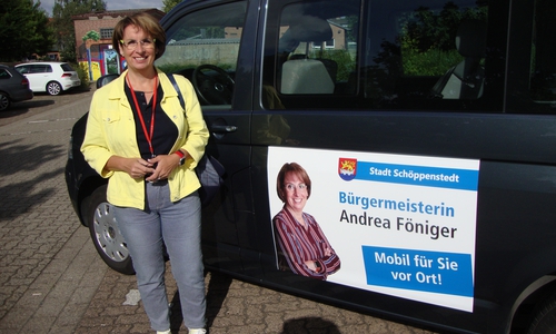 Bürgermeisterin Andrea Föniger am Bürgermeister-Mobil. 